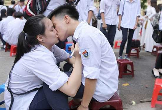 Hai học sinh này đã bất ngờ trao nhau nụ hôn khi để lại chữ ký trên áo.