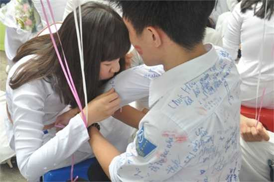 Những cách lưu giữ nụ hôn đúng cách 'nhất quỷ nhì ma, thứ ba học trò'. Ảnh: Vietnamnet