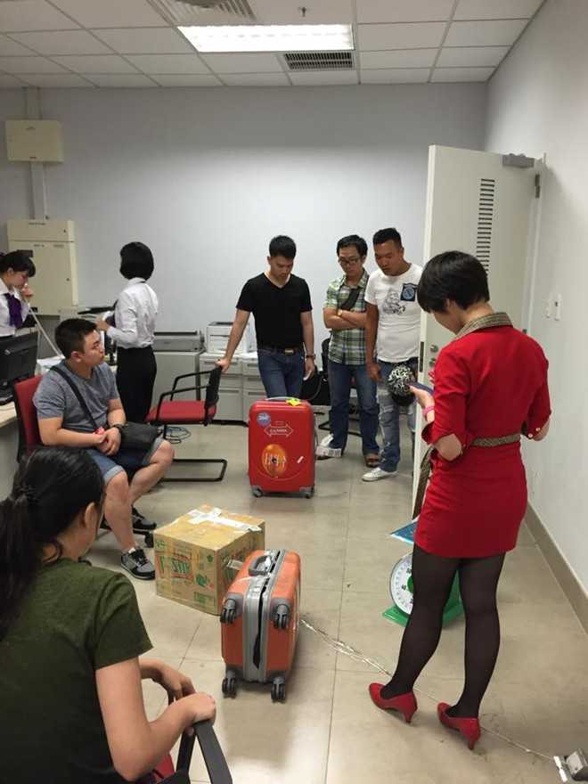 Hành khách bức xúc vì vali bị cạy khóa, nhiều đồ giá trị bị mất