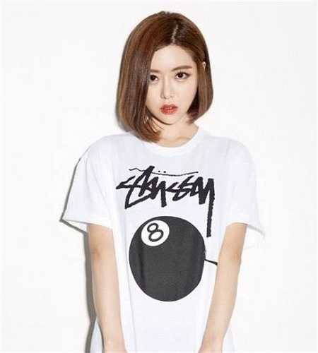 DJ Soda tên thật Hwang So Hee, đến từ Seoul, Hàn Quốc. 