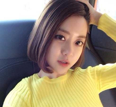 Cô có hơn 175 ngàn follow trên Facebook cùng 80 ngàn follow trên Instagram. 