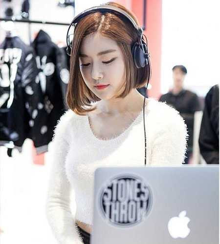 Hai đoạn clip ghi lại cảnh nữ DJ vừa chơi nhạc vừa có những biểu cảm hết sức đáng yêu vẫn đang tiếp tục làm mưa làm gió không chỉ với các bạn trẻ Việt Nam mà cả nước ngoài.