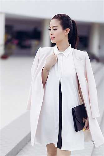 Thay vì lựa chọn những bộ cánh kén người mặc thì Diễm Trang đi sâu vào những mẫu đồ basic nhưng hợp xu hướng.