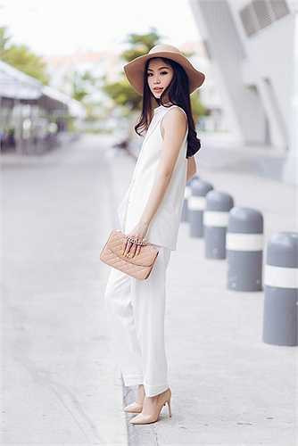 Màu sắc trang phục của Diễm Trang cũng thiên về các màu trắng, đen, pastel… 