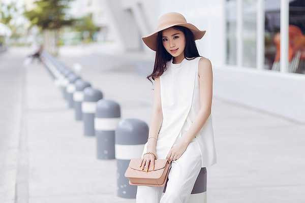 Kiểu dáng trang phục đa dạng với quần ống rộng, váy dập ly, chân váy ren xuyên thấu giúp nàng Á hậu có sự ‘lột xác’ mới mẻ.