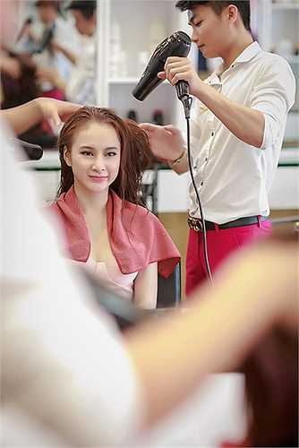 Bên cạnh việc tham dự các sự kiện, Angela Phương Trinh đang tập trung cho vai diễn trong một bộ phim điện ảnh cô sẽ tham gia trong tháng tới.