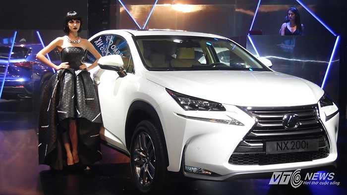 Màn trình diễn thời trang của Nhà thiết kế trẻ Lý Quí Khánh kích hoạt không khí thêm phần náo nhiệt ngay trước lễ ra mắt chiếc xe hạng sang Lexus NX200t hôm 26/5.