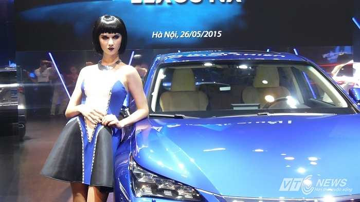 Nhóm mẫu gồm 6 người đến từ châu Âu trình diễn bộ sưu tập của Lý Quí Khánh một cách chuyên nghiệp, đậm phong cách thời trang kết hợp ra mắt sản phẩm mới kiểu Italy.