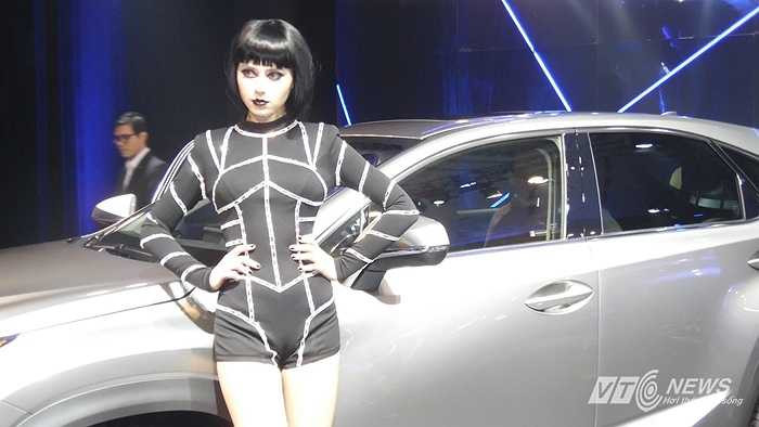 Tông màu phục trang trong bộ sưu tập phỏng theo 3 màu của dòng xe được ra mắt lần đầu tại Việt Nam, chiếc Lexus NX200t, một sự kết hợp hoàn hảo giữa chiếc SUV sang trọng và một chiếc xe đua chuyên nghiệp.