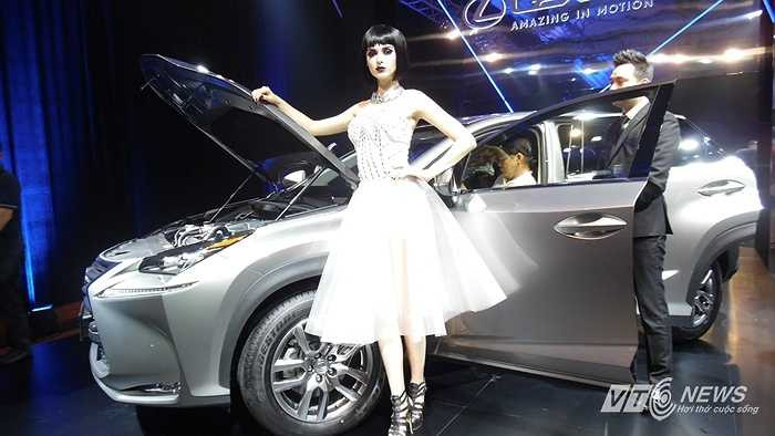 Xe có gương chiếu hậu chống chói tích hợp chức năng sấy, nhớ vị trí, tự động cụp khi lùi, chỉnh điện và gập điện thông minh, cùng hệ thống tay nắm cửa trang bị đèn LED hiện đại đầu tiên trên thế giới. 