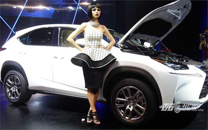 Trên thế giới, Lexus NX 2015 có 3 phiên bản, gồm bản hybrid NX 300h, bản NX 200t và bản thể thao NX 200 F Sport nhưng Lexus Việt Nam chỉ phân phối phiên bản phổ thông NX 200t 2015 – mẫu xe Lexus đầu tiên sử dụng động cơ tăng áp mã 8AR-FTS, dung tích 2,0 lít, 4 xi lanh, công suất 235 mã lực đi cùng hộp số tự động 6 cấp. 