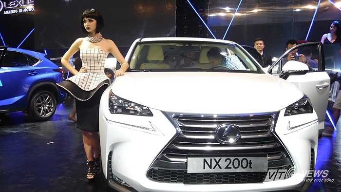 Tại Việt Nam, Lexus NX 200t có 7 màu ngoại thất, 3 màu nội thất. Xe được bảo hành 3 năm không giới hạn số km. Lexus NX 200t đã ra mắt tại Hà Nội với giá 2,408 tỷ đồng. (Trần Anh)