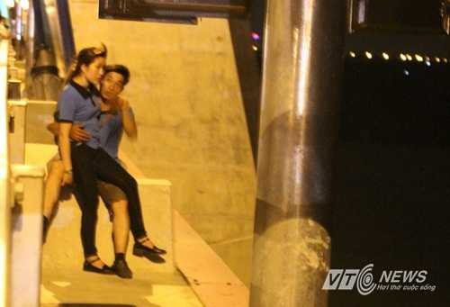 Hình ảnh nguy hiểm trên cầu Nhật Tân ai nhìn cũng sợ