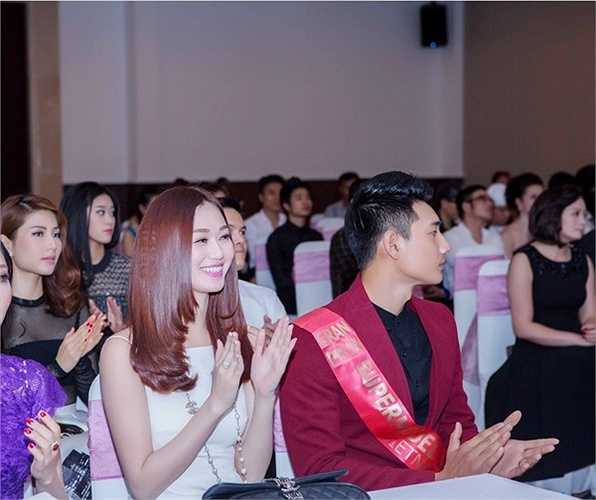 Cô diện đầm trắng với kiểu dáng trẻ trung nhưng không kém phần quyến rũ, thu hút mọi sự chú ý