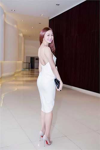 Tấm lưng ong nõn nà của Khánh My