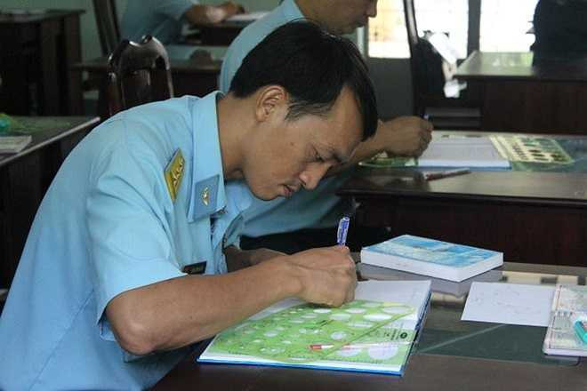 Tất cả phi công lái Su-30MK2 đều có giờ bay tích lũy hơn 300 giờ trên các loại máy bay phản lực, dày dạn kinh nghiệm và phải biết tiếng Nga nên khi huấn luyện bay chuyển loại, họ chỉ cần một tháng học lý thuyết và sau 1-2 chuyến bay kèm đã tự điều khiển được Su-30MK2.