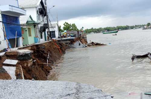 'Rầm' một cái, hàng loạt căn nhà đổ ập xuống sông