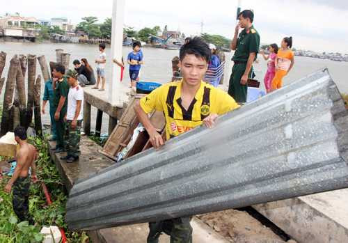 'Rầm' một cái, hàng loạt căn nhà đổ ập xuống sông