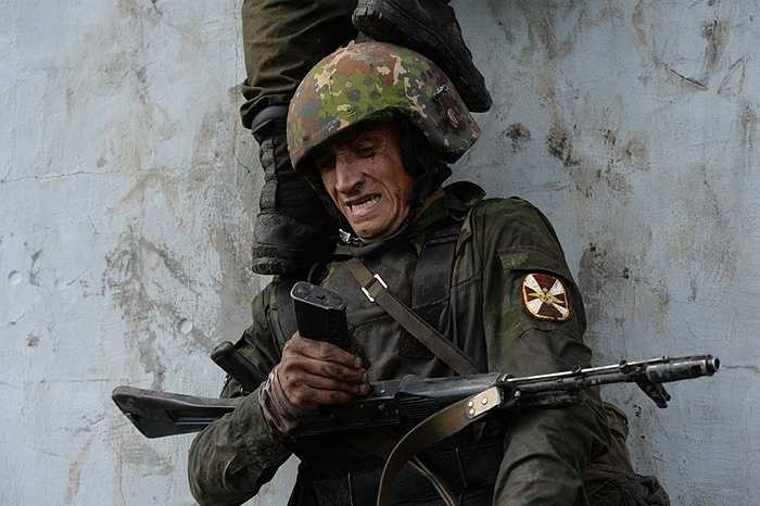 Những người lính hỗ trợ nhau thực hiện bài kiểm tra