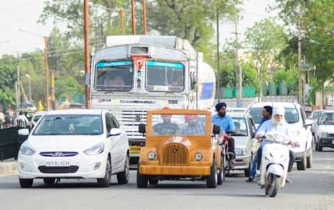 Thợ mộc Ấn Độ chế ôtô gỗ chạy 120km/giờ