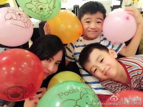 Ngày 24/5 là sinh nhật của Trương Bá Chi. Tròn 35 tuổi, cô giản dị tổ chức buổi tiệc nhỏ bên hai con trai. Những người hâm mộ chuẩn bị vài món quà, sưu tầm những ảnh cũ gửi tặng. Bá Chi nói cô là người mẹ 35 tuổi hạnh phúc nhất. Nhưng có người cho rằng, ngoài hai con, người đẹp giờ không còn gì trong tay.