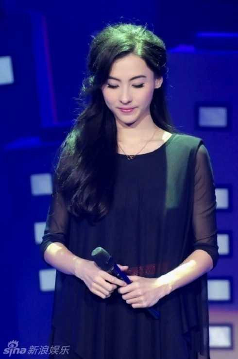 Nói về giai đoạn hoàng kim đã thuộc về quá khứ, Bá Chi bình thản: 'Đó là chuyện đã qua. Con đường mà tôi sắp đi thực sự có vô vàn khó khăn. Nhưng nếu tất cả chúng ta đều chọn những con đường bằng phẳng để đi, sẽ chẳng còn gì thú vị. Con người có những lúc thăng trầm, có những lúc đúng sai. Thật tốt nếu có thể học hỏi và rút kinh nghiệm từ chính những sai lầm của bản thân. Trong cuộc sống, tôi đã làm được nhiều việc tốt, đồng thời cũng không ít lần vấp ngã, thật may mắn khi tôi có thể đứng dậy trên chính đôi chân của mình'. 