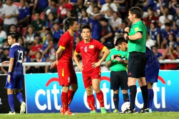 Minh Châu nhận thẻ đỏ và thua trận