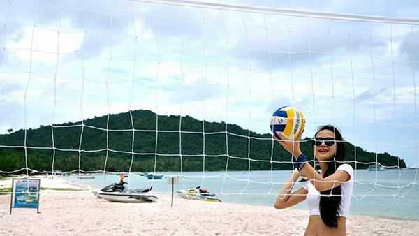 Nữ BTV thời tiết sở hữu thân hình lý tưởng cùng vòng eo nhỏ nhắn.