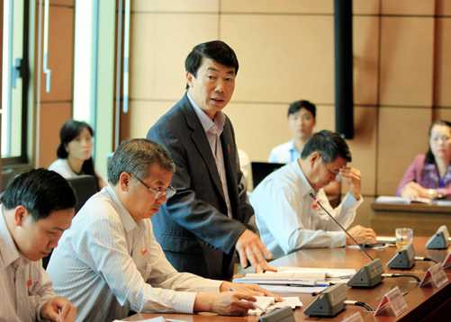 Đại biểu Quốc hội tỉnh Phú Thọ Nguyễn Doãn Khánh phát biểu ở tổ. Ảnh: An Đăng - TTXVN.