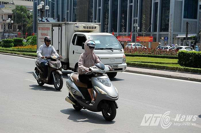 Nắng nóng gay gắt khiến đa số các chị em, muốn ra đường là phải có đầy đủ các trang bị chống nắng hữu hiệu như: áo chống nắng, váy chống nắng, khẩu trang, kính mắt, găng tay…