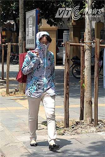 Không chỉ những người điều khiển xe máy mà ngay cả những sinh viên đi học bằng xe bus cũng trang bị áo chống nắng.