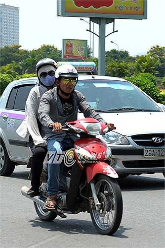 Khi được hỏi, người đàn ông này cho biết, nếu không mặc áo sơ mi ở ngoài làm áo chống nắng thì chỉ đi một lúc là rát tay không chịu nổi.