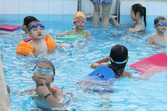 Cả nước quay cuồng chống đỡ nắng nóng kỷ lục