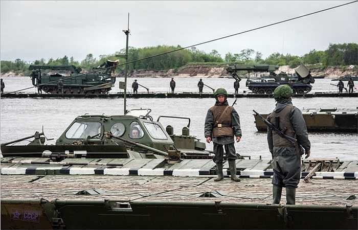 Các binh sỹ chuẩn bị cho quá trình vượt sông