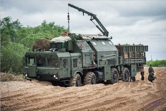Xe tên lửa của quân đội Nga sắp vượt sông