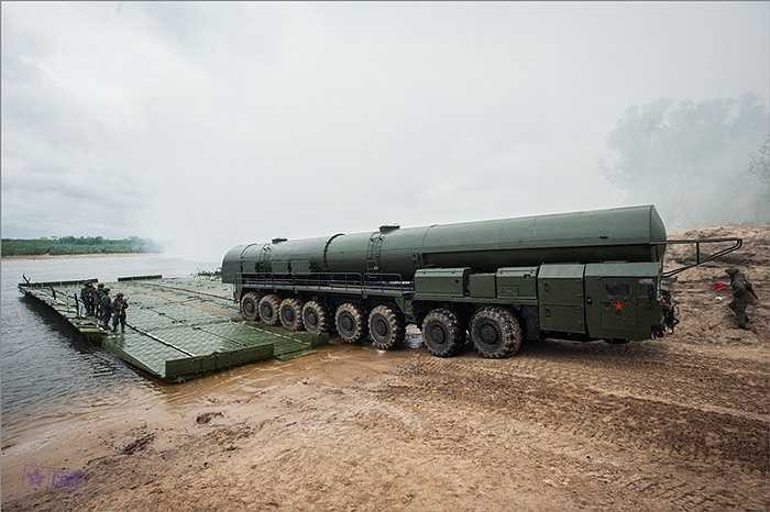 Xe tên lửa Nga chuẩn bị vượt sông