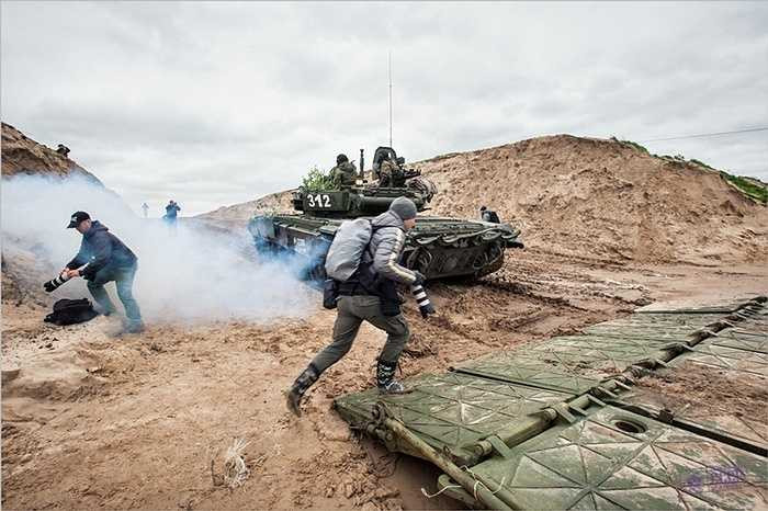 Kèm theo tên lửa là các xe bọc thép