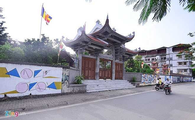 Chùa Thiên Niên có từ thời Lý, trên 1000 năm tuổi nằm trên đường Vệ Hồ, Hà Nội. Gần đây, bức tường ở cổng sau của chùa xuất hiện nhiều hình vẽ graffiti - còn gọi là vẽ nghệ thuật đường phố.