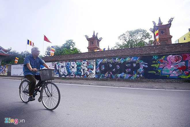 Nhiều người cho rằng việc vẽ những hình này lên chùa là không phù hợp với những nơi tôn nghiêm như chùa chiền.