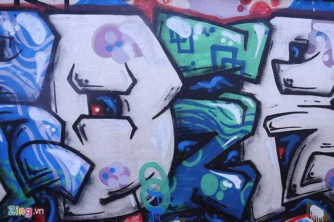 Graffiti ra đời từ các nước phương Tây và du nhập vào Việt Nam từ lâu. Thông thường giới trẻ sử dụng loại hình mỹ thuật này lên những bức tường tại các khu nhà đổ nát, không người ở, các quán bar, cafe hay các chốn ăn chơi của giới trẻ.