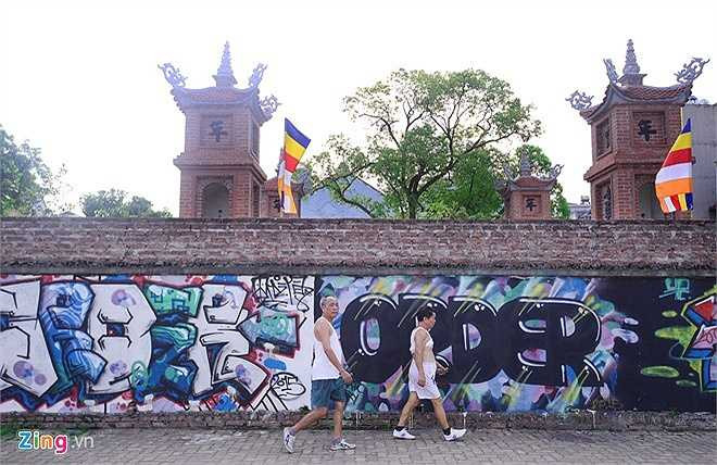 Ông Thắng, một người thường xuyên đi bộ qua đây phàn nàn: 'Tôi không có thiện cảm với những bức vẽ này, trông nó như hình ở sàn nhảy của đám thanh niên. Nhiều hình thù nhìn gớm ghiếc, đáng sợ, toàn màu đen'.