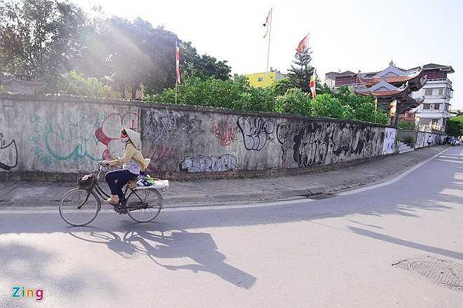 'Việc này diễn ra từ lâu và nhiều lần, nhà chùa từng cho sơn lại nhưng đâu lại vào đó. Vào buổi tối, một số thanh niên thường tới vẽ đè hình mới lên hình cũ. Chúng tôi cũng không còn biện pháp nào khác vì không thể cắt cử người ra đó trông coi', sư thầy nói.