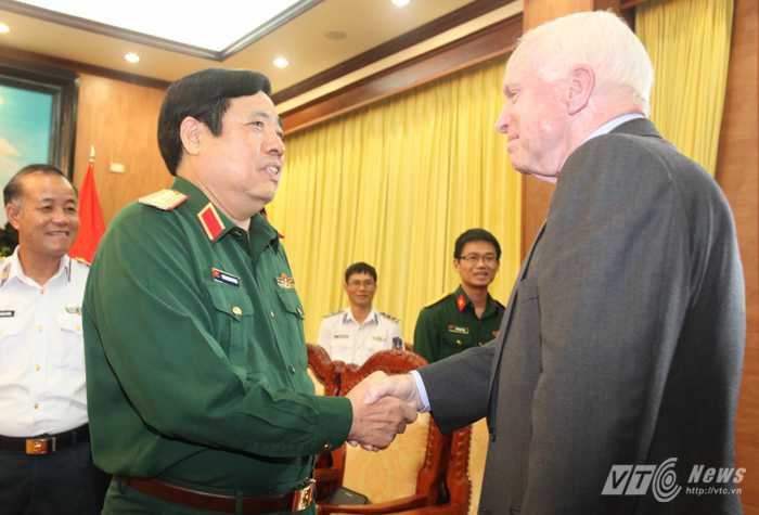 Đại tướng Phùng Quang Thanh chào mừng Thượng nghị sỹ Hoa Kỳ John Mc Cain sang thăm và làm việc tại Việt Nam