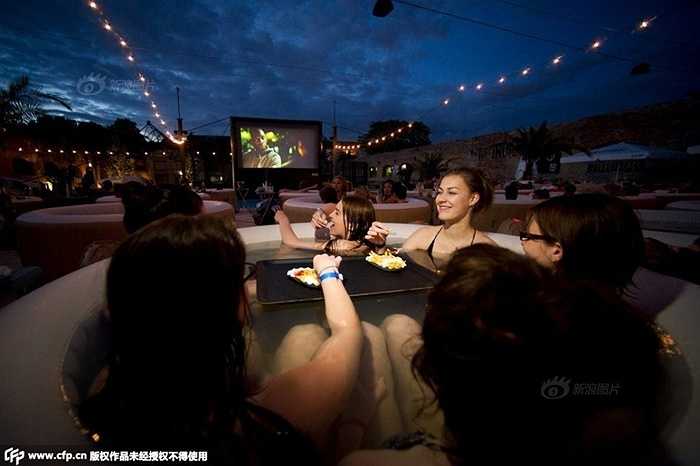 Khách tới đây không chỉ có xem phim mà còn được ngâm mình trong bồn tắm thoải mái và thưởng thức các bữa ăn nhẹ phục vụ tận nơi