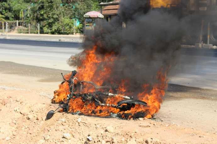 Du khách nước ngoài bất lực nhìn xe cháy ngùn ngụt trên QL1