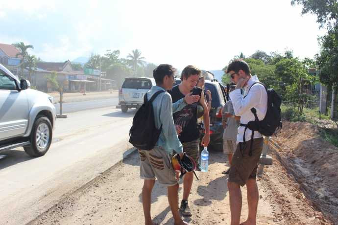 Du khách nước ngoài bất lực nhìn xe cháy ngùn ngụt trên QL1