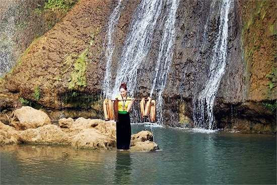 Hiện tại, Thùy Linh đang là sinh viên năm cuối, Khoa Kinh tế, trường Đại học Tây Bắc.