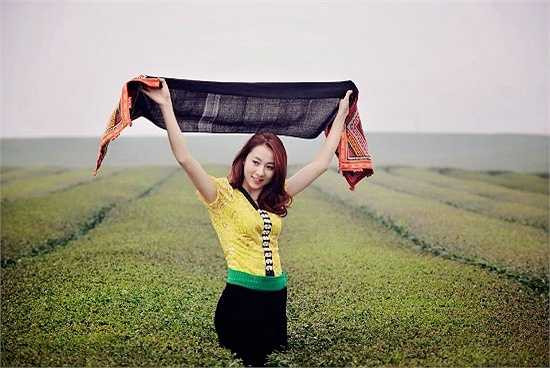 Linh yêu thích câu nói: 'Cuộc sống không phải học cách vượt qua những cơn bão, mà là học cách khiêu vũ dưới những cơn mưa'.