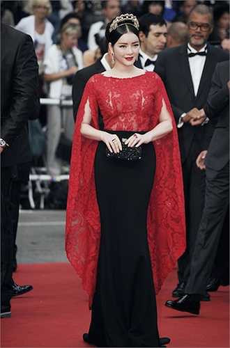 Nhiều lần đến dự LHP Cannes, người đẹp cũng xuất hiện với váy áo bạc tỷ, cầu kỳ. Lần đến Cannes vừa rồi, cô cũng gây ồn ào không kém vì nhiều khán giả cho rằng cô đang khoe mẽ, và băn khoăn không biết cô đến Cannes với tư cách gì.