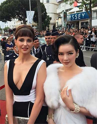 'Như nhiều doanh nhân trên thế giới tụ hội về đây, tôi đến để tìm kiếm những cơ hội phát triển kinh doanh mới, và đặc biệt là để gặp gỡ bạn bè quốc tế, tranh thủ hội họp với những đối tác mà bình thường sẽ phải bay qua từng nước để gặp', người đẹp đáp lại những lời nhận xét của khán giả.